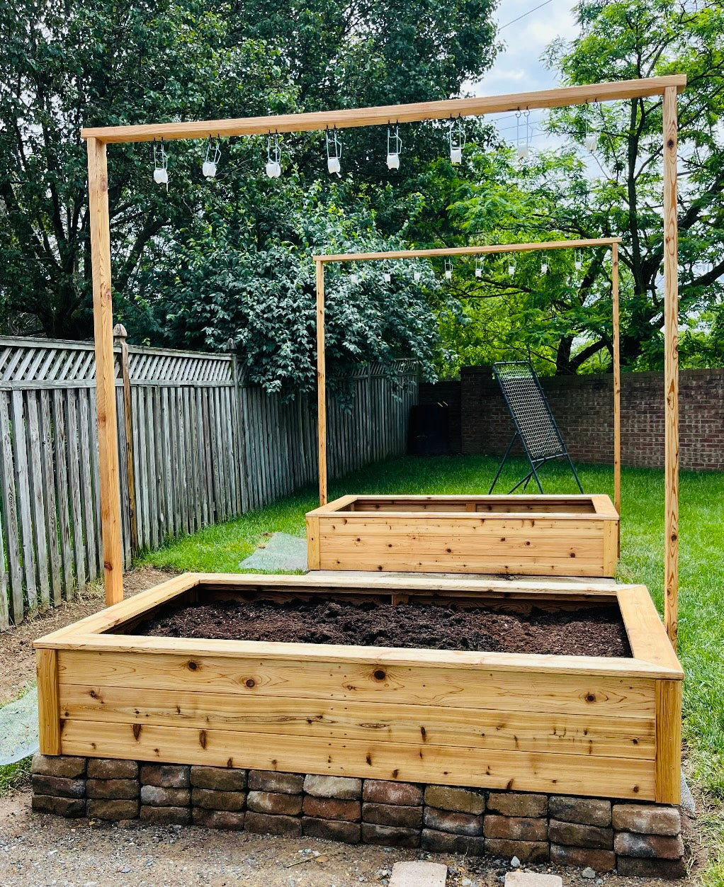 5/4-inch-thick 4-foot-wide x 8-foot-wide x 18-inch-tall bed with top edge and trellis